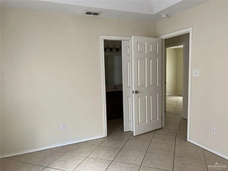 215 W Albatross Ave #B — Photo 8