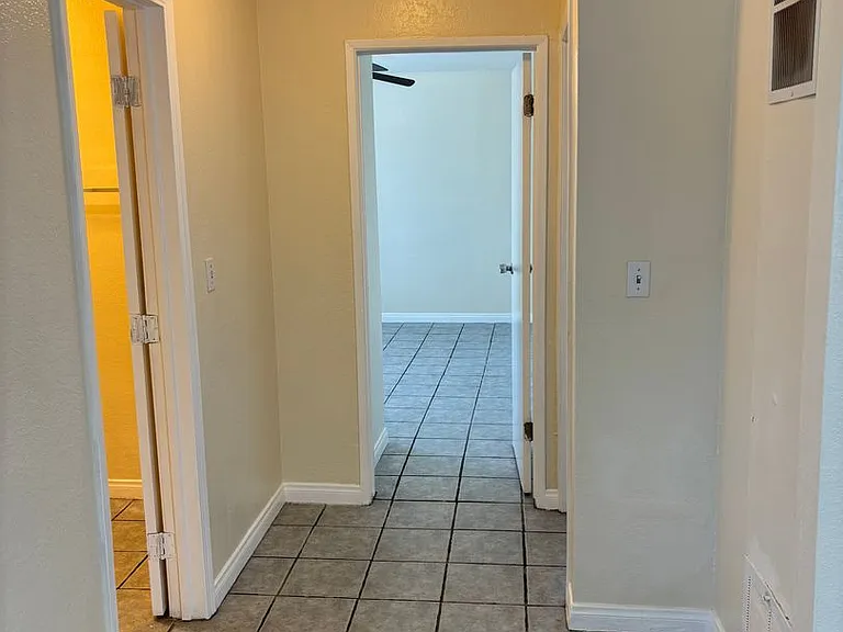 11751 Hart St — Photo 6