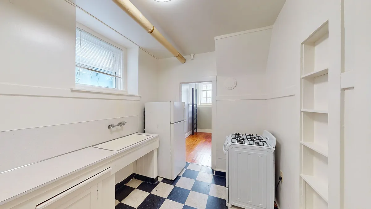 Building Photo - 450 40th St