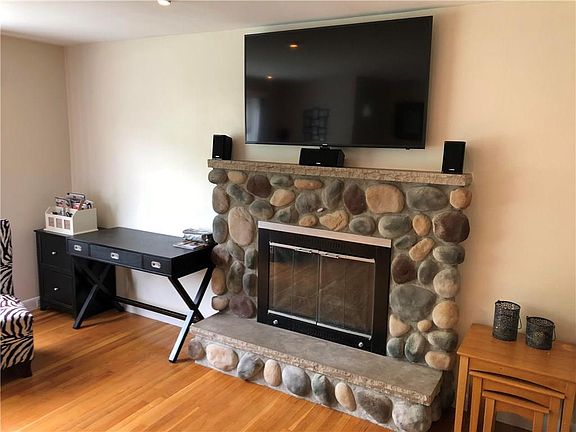 3rd image of 34 Alderbrook Dr