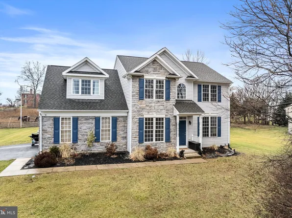 127 Berkshire Dr, Falling Waters, WV 25419