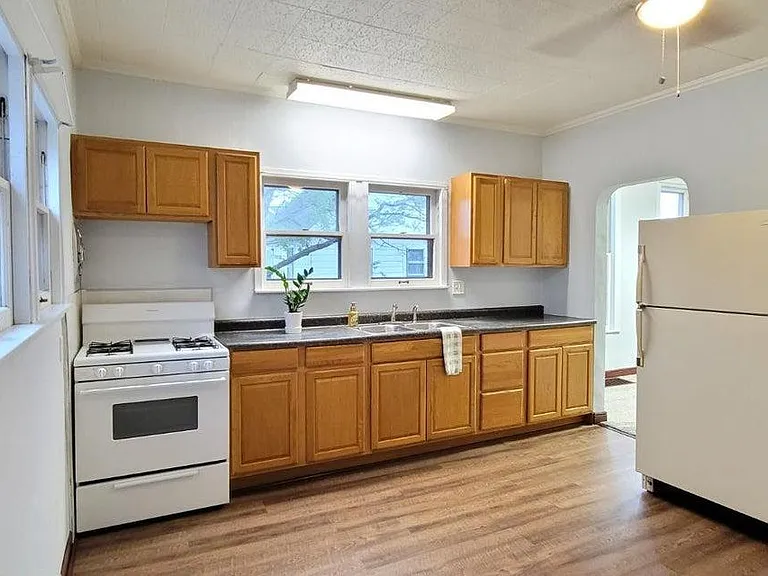 506 Dupage St — Photo 8