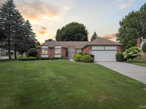 17340 Laurel Dr, Livonia, MI 48152