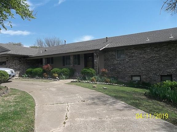 2nd image of 915 S Moccasin Pl