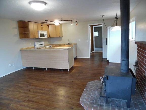 5th image of 1917 Vista Ln W