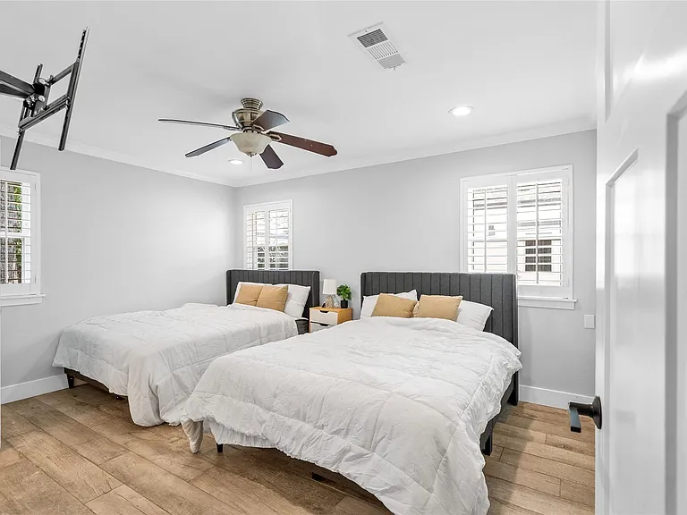 10058 Cedardale Dr — Photo 16