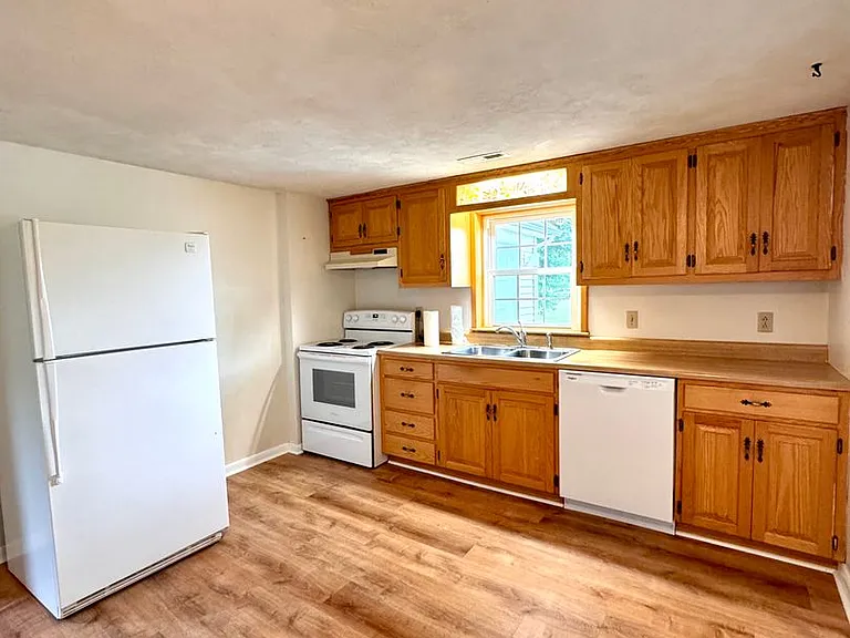 506 E Riverside Dr — Photo 9