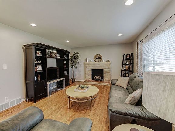 4th image of 945 Villa Dr