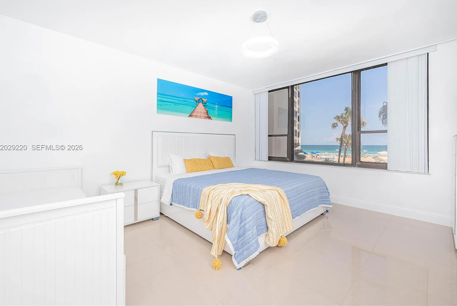 Alexander Towers Condo — Photo 1