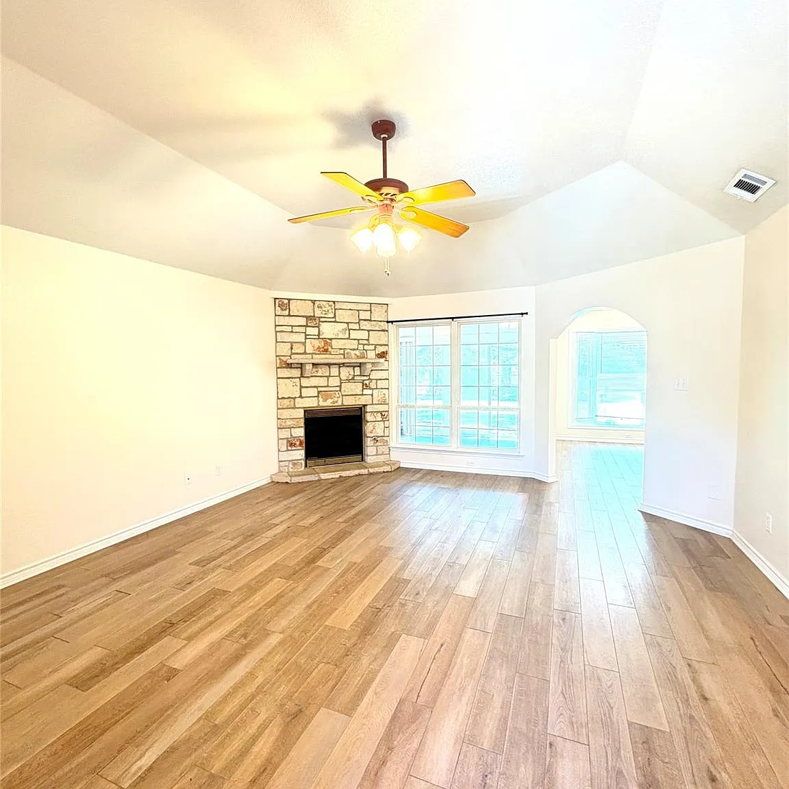 3 bed, 2.0 bath, 1621 sqft, $2,200 — Photo 4
