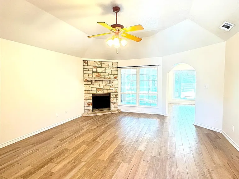 211 Fox Xing — Photo 4