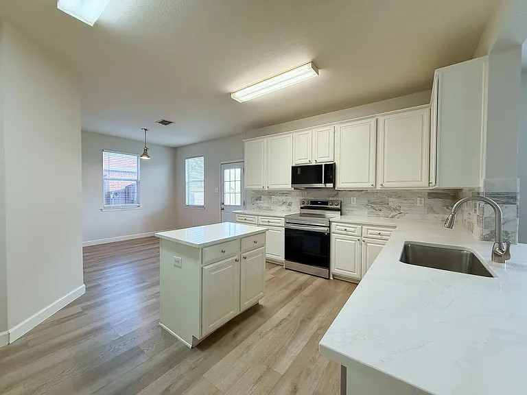 1916 Silver Leaf Dr — Photo 15