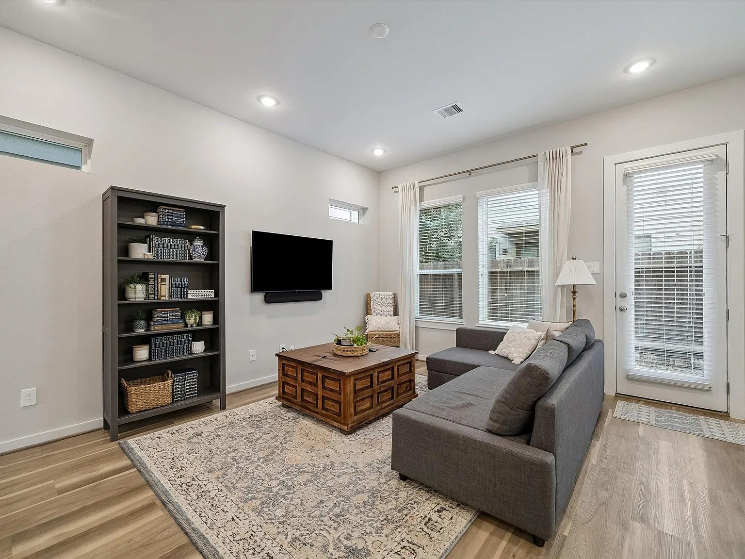 3 bed, 2.5 bath, 1600 sqft, $2,250 — Photo 3