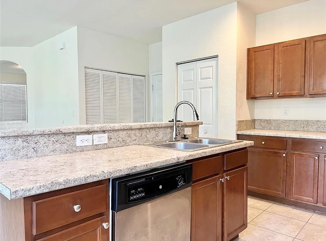 4 bed, 2287 sqft, $4,250 — Photo 4