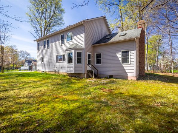 899 Friar Tuck Ln, Webster, NY 14580