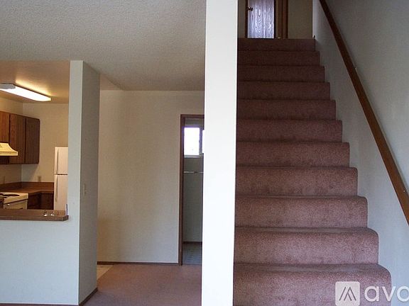 2nd image of 1402 E Cherry St Room A