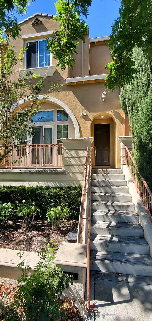 Gorgeous 3 Bed/2.5 Bath Townhome In Rivermark - Santa Clara — Photo 2