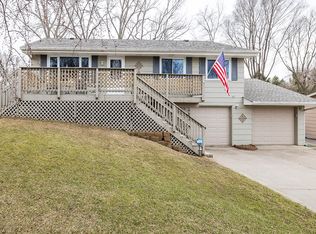 239 Highwood Dr, Chaska, MN 55318