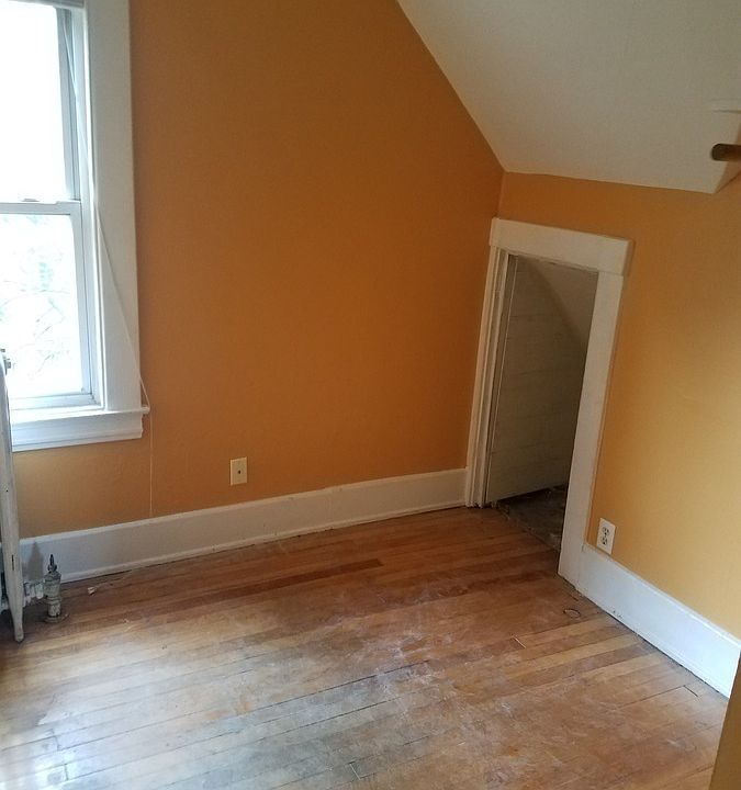 2nd image of 1320 7th St SE #304
