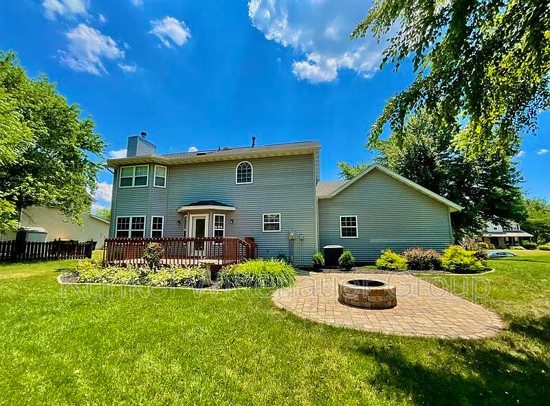 4 bed, 3.5 bath, 2910 sqft, $2,595 — Photo 2