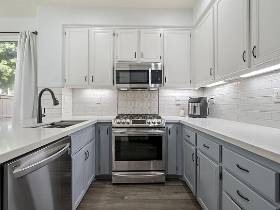 2nd image of 1002 Teatro Cir