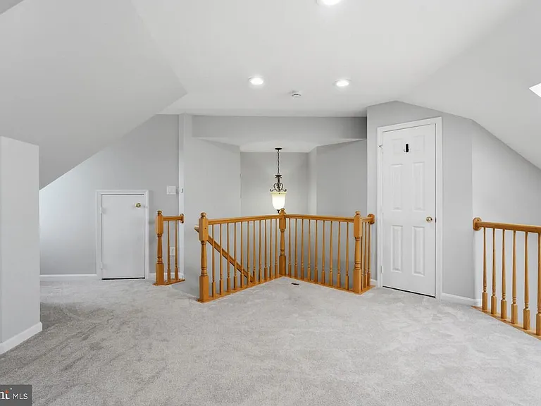 7035 Kings Manor Dr — Photo 42