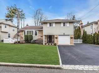 17 Meadowfield, Glen Cove, NY 11542