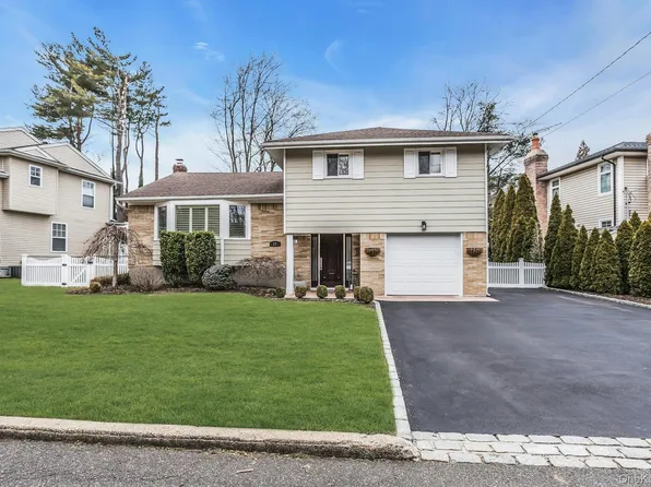 17 Meadowfield, Glen Cove, NY 11542