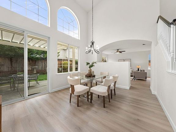 5th image of 866 Sorrento Dr