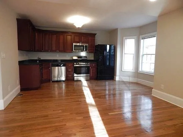 6 bed, $1,000 — Photo 2
