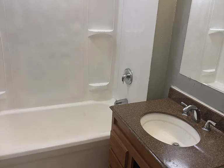 642 Sinclair Ave NE — Photo 2
