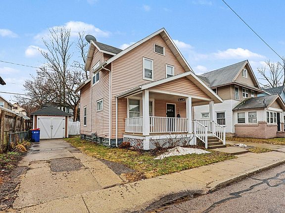 2nd image of 740 Watkins St SE