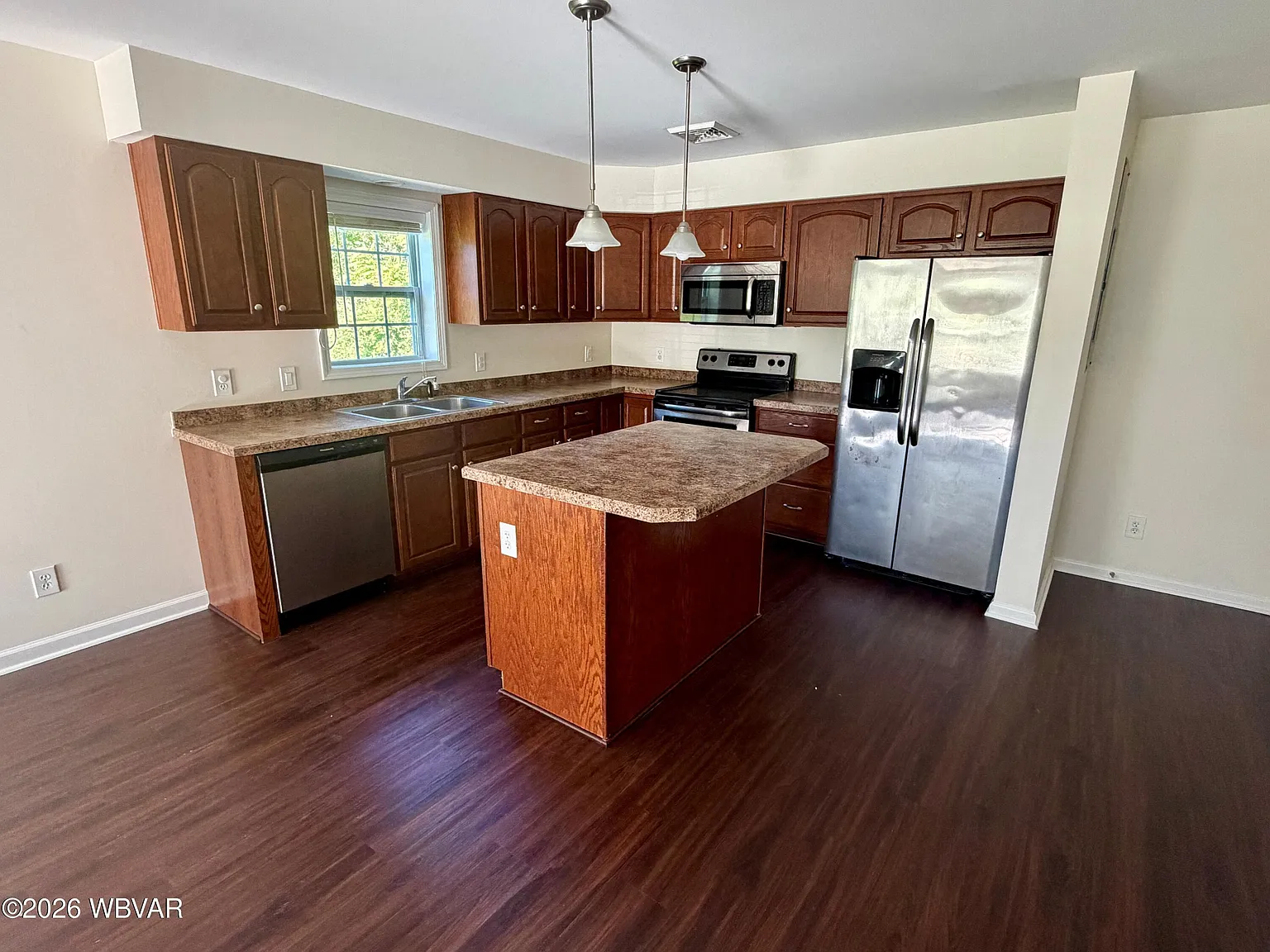3 bed, 2.5 bath, 1646 sqft, $1,850 — Photo 3