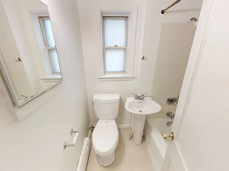 214 E 8th St — Photo 9