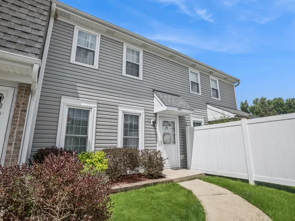 407 Chelsea Cv, Roselle, IL 60172