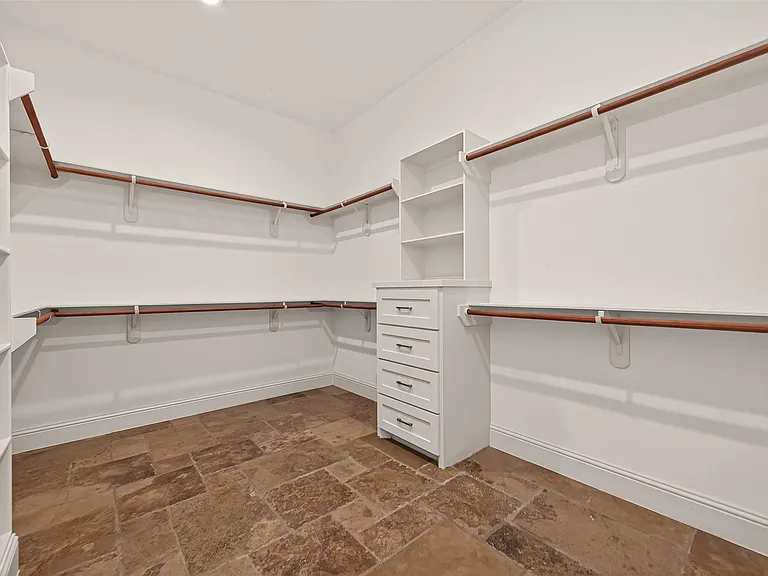 2211 Silverbonnet St — Photo 30