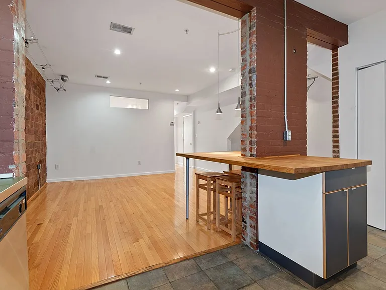 708 Irving St NE #202 — Photo 10