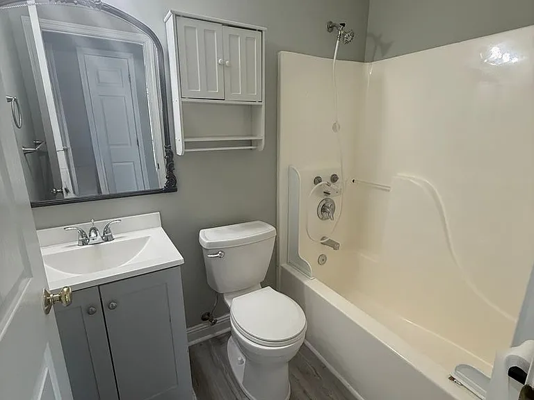 Two bedroom, one bath apartment in Burlington — Photo 14