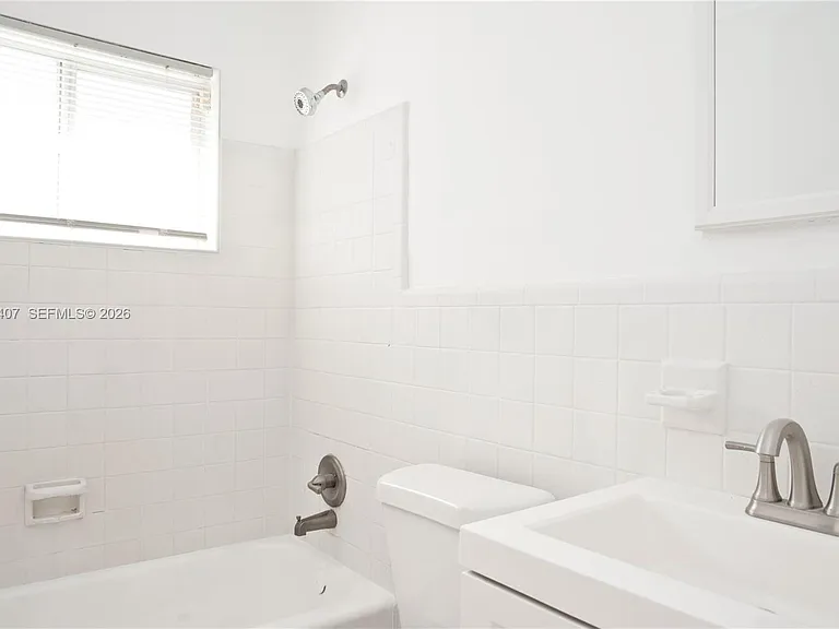 304 SE 9th Ct #6 — Photo 21
