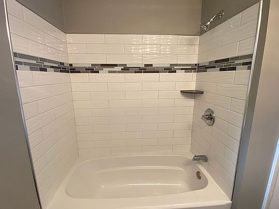 Decorative tiled shower 