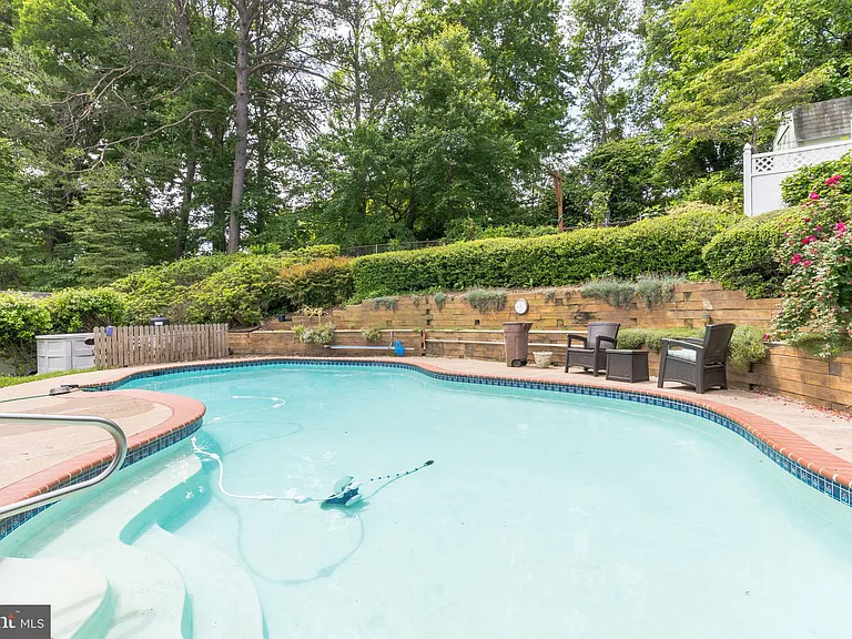 7011 Hadlow Dr — Photo 32