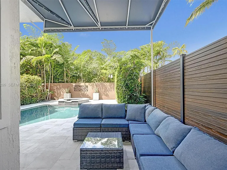 453 SW 5th Ave — Photo 77