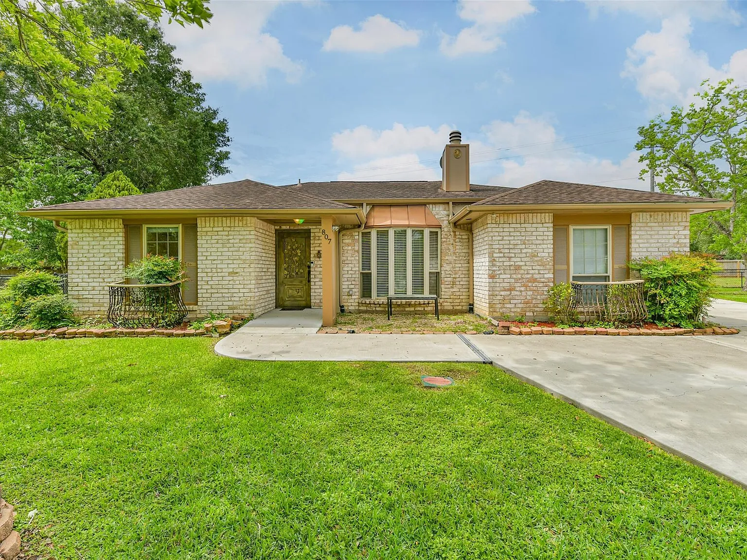 4 bed, 3.0 bath, 2646 sqft, $2,400 — Photo 1