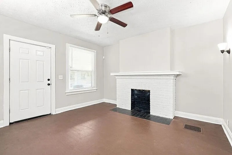 3 bed, 1.0 bath, 1072 sqft, $1,165 — Photo 2
