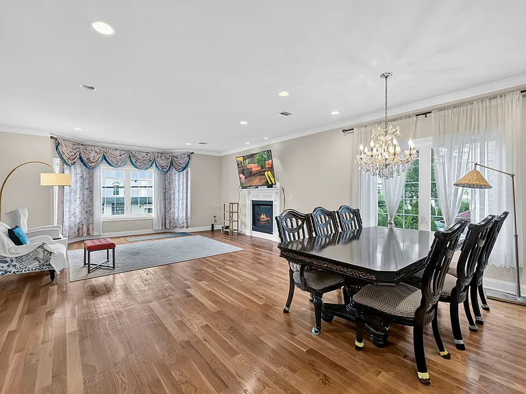 809 Edgewood Ln — Photo 6