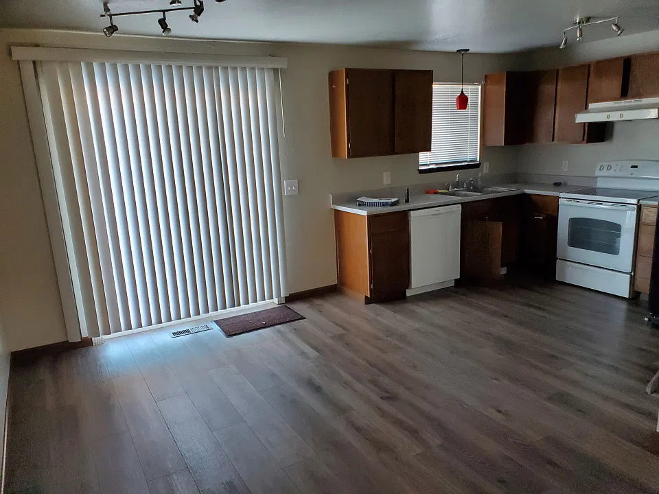 3 bed, 2.0 bath, 1160 sqft, $2,395 — Photo 2
