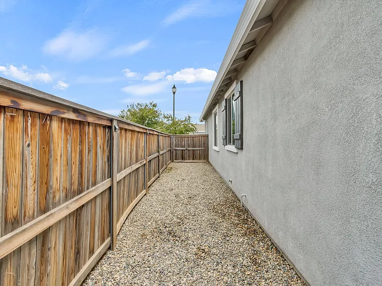 800 Daggerwing Ct — Photo 49