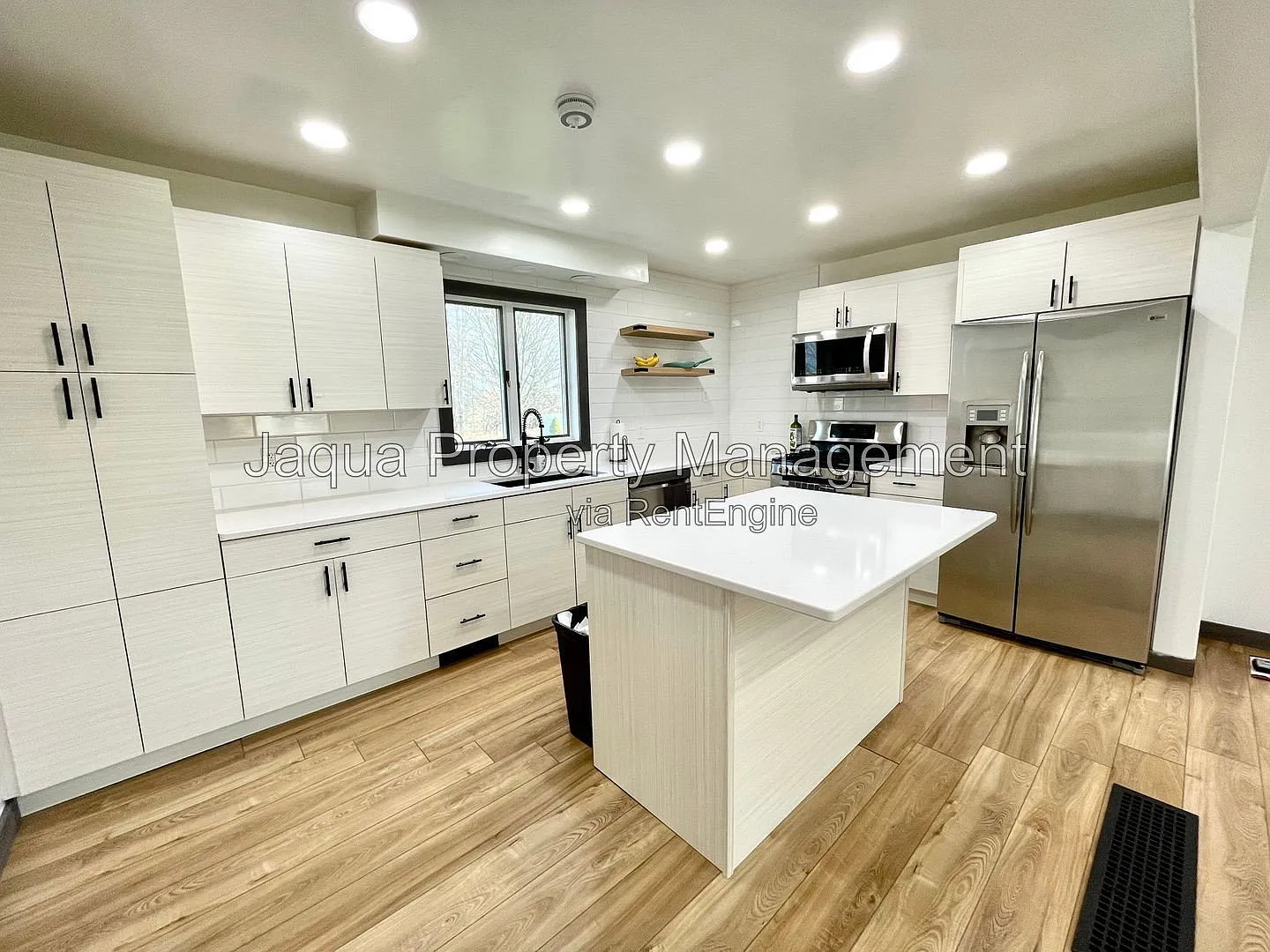 3 bed, 1.0 bath, 1900 sqft, $1,900 — Photo 3