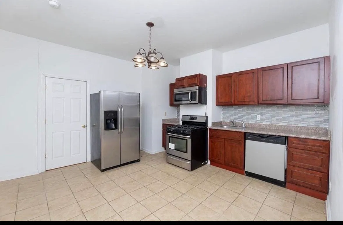 3 bed, 1000 sqft, $2,350 — Photo 1