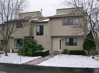 4 Lincoln Grn, South Burlington, VT 05403